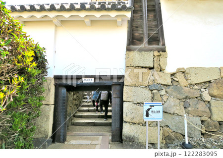 関西・姫路・姫路城の内部・侵入する敵兵への攻撃のため狭くなっている、ほの門・兵庫県姫路市 122283095