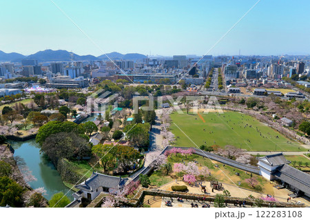 関西・姫路・姫路城の内部・大天守の最上階、天守閣から眺める、その高さを感じさせる景色・兵庫県姫路市 122283108