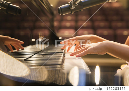 ピアノ発表会 弾き語り 手元 ピアノ発表会 弾き語り 手元 122283133