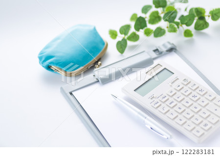 がま口財布と電卓とバインダー 122283181