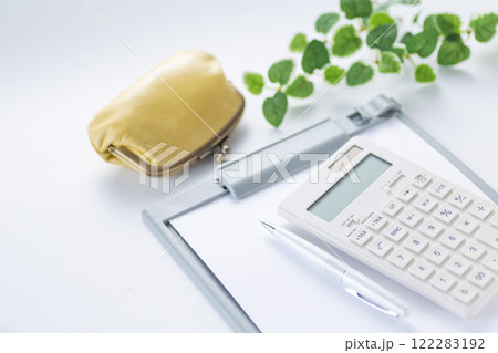 がま口財布と電卓とバインダー がま口財布と電卓とバインダー 122283192