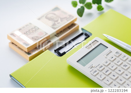 お金と電卓とバインダー お金と電卓とバインダー 122283194