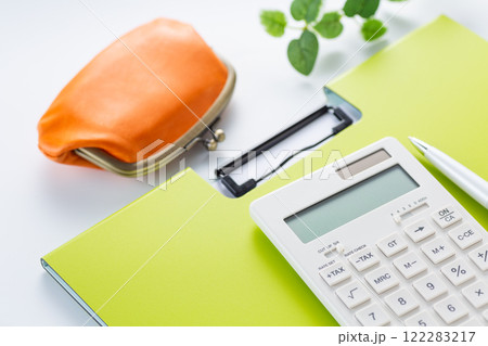 がま口財布と電卓とバインダー 122283217
