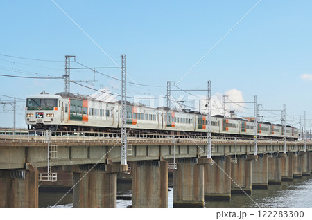 東海道本線 茅ヶ崎-平塚 JR東日本 185系 A4編成(大宮) 踊り子 湘南ブロック色 東海道本線 茅ヶ崎-平塚 JR東日本 185系 A4編成(大宮) 踊り子 湘南ブロック色 122283300