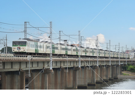 東海道本線 茅ヶ崎-平塚 JR東日本 185系 A8編成(大宮) 踊り子 ストライプ色 東海道本線 茅ヶ崎-平塚 JR東日本 185系 A8編成(大宮) 踊り子 ストライプ色 122283301
