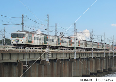 東海道本線　茅ヶ崎－平塚　JR東日本　185系　A4編成（大宮）　踊り子　湘南ブロック色 122283303