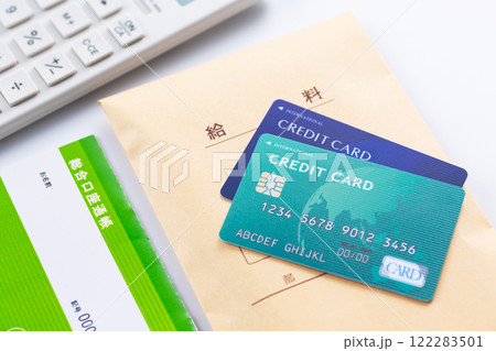 通帳とクレジットカードと給料と電卓 通帳とクレジットカードと給料と電卓 122283501