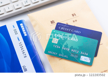 通帳とクレジットカードと給料と電卓 通帳とクレジットカードと給料と電卓 122283502