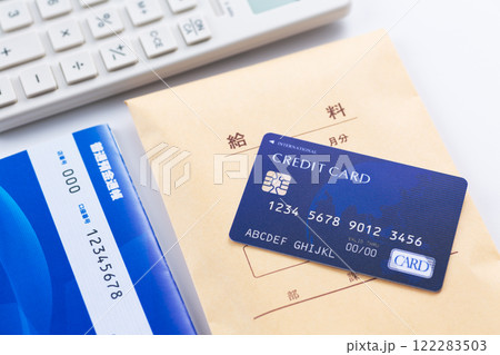 通帳とクレジットカードと給料と電卓 通帳とクレジットカードと給料と電卓 122283503