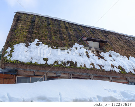 雪国の茅葺き屋根の家　富山県の相倉合掌造り集落 122283617