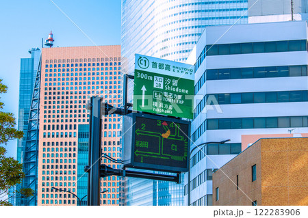 日本の東京都市景観 汐留などのビル群や首都高・300m入口18汐留の標識などを望む＝令和7年1月 122283906
