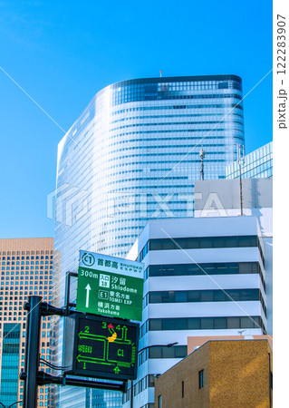 日本の東京都市景観 汐留などのビル群や首都高・300m入口18汐留の標識などを望む＝令和7年1月 122283907