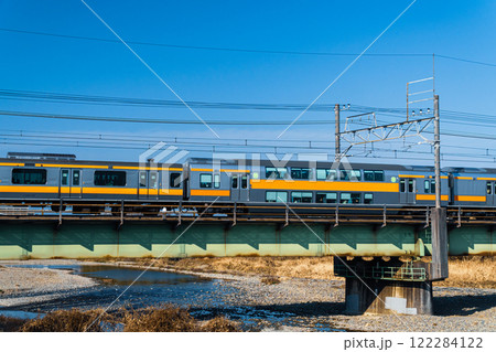浅川の鉄橋を走る中央線 122284122