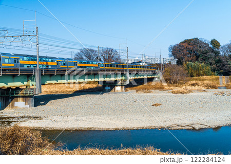 浅川の鉄橋を走る中央線 122284124