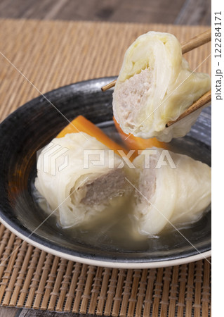 鰹出汁で煮込んだ和風ロールキャベツを箸で持ち上げる 鰹出汁で煮込んだ和風ロールキャベツを箸で持ち上げる 122284171