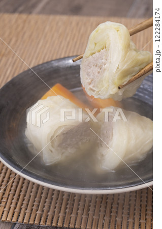 鰹出汁で煮込んだ和風ロールキャベツを箸で持ち上げる 鰹出汁で煮込んだ和風ロールキャベツを箸で持ち上げる 122284174