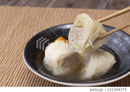 鰹出汁で煮込んだ和風ロールキャベツを箸で持ち上げる 鰹出汁で煮込んだ和風ロールキャベツを箸で持ち上げる 122284175