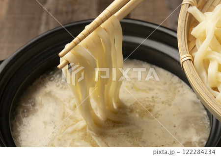 鍋の締め 鍋にうどんとネギを入れて煮る 鍋の締め 鍋にうどんとネギを入れて煮る 122284234