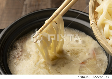 鍋の締め 鍋にうどんとネギを入れて煮る 鍋の締め 鍋にうどんとネギを入れて煮る 122284235