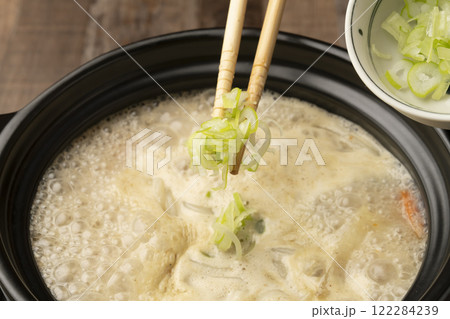 鍋の締め 鍋にうどんとネギを入れて煮る 鍋の締め 鍋にうどんとネギを入れて煮る 122284239