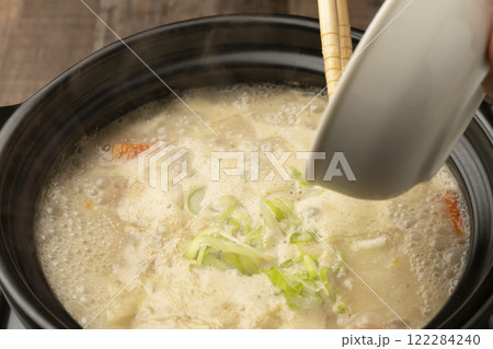 鍋の締め 鍋にうどんとネギを入れて煮る 鍋の締め 鍋にうどんとネギを入れて煮る 122284240