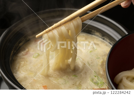 鍋の締め　鍋にうどんとネギを入れて煮る 122284242