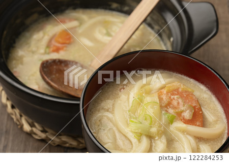 鍋の締め　うどん　ネギ 122284253