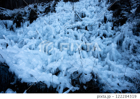 あしがくぼの氷柱　冬の観光名所　秩父 122284319