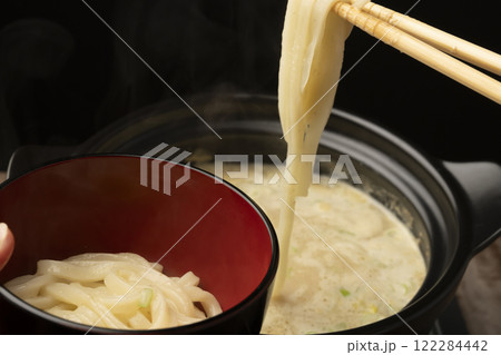 鍋の締め 締めのうどんを菜箸で持ち上げる　盛り付け 122284442