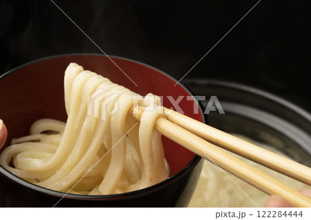 鍋の締め 締めのうどんを菜箸で持ち上げる 盛り付け 鍋の締め 締めのうどんを菜箸で持ち上げる 盛り付け 122284444