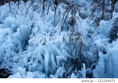 あしがくぼの氷柱　冬の観光名所　秩父 122284473