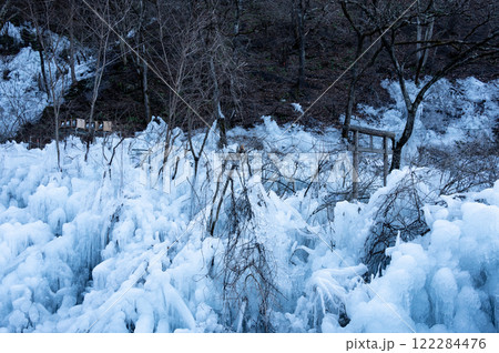 あしがくぼの氷柱　冬の観光名所　秩父 122284476