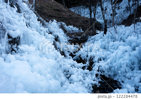 あしがくぼの氷柱　冬の観光名所　秩父 122284478