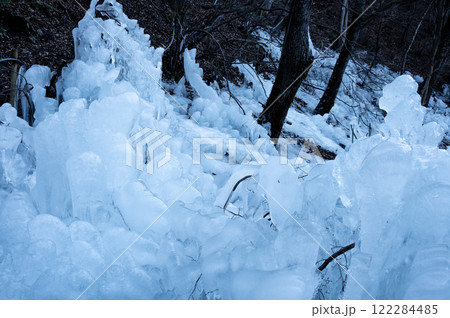 あしがくぼの氷柱　冬の観光名所　秩父 122284485