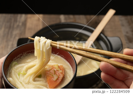 鍋の締め 締めのうどんを箸で持ち上げる  鍋の締め 締めのうどんを箸で持ち上げる  122284509