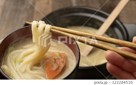 鍋の締め 締めのうどんを箸で持ち上げる　 122284510