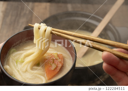 鍋の締め 締めのうどんを箸で持ち上げる　 122284511