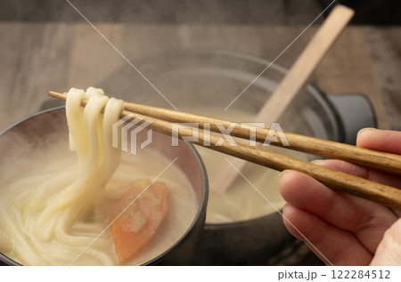 鍋の締め 締めのうどんを箸で持ち上げる 鍋の締め 締めのうどんを箸で持ち上げる 122284512