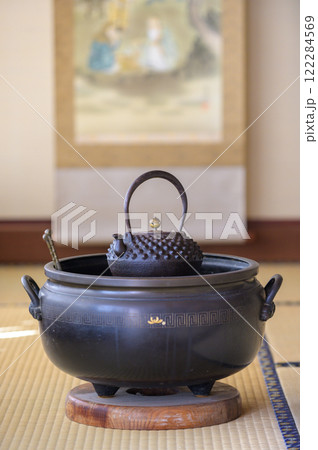 掛け軸と鉄瓶が置かれた丸火鉢 掛け軸と鉄瓶が置かれた丸火鉢 122284569