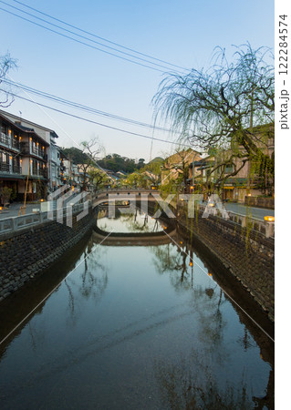 夕暮れの城崎温泉～玉橋から愛宕橋方面の眺め～(兵庫県-城崎温泉) 122284574