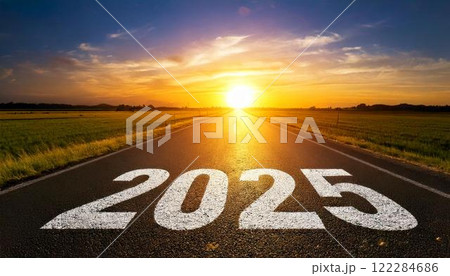 アスファルトの道に描かれた2025|夕日の輝きが美しい広大な風景 アスファルトの道に描かれた2025|夕日の輝きが美しい広大な風景 122284686