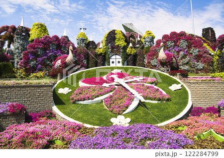 ドバイの花いっぱいのカラフルな公園 122284799