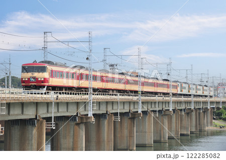 東海道本線　茅ヶ崎－平塚　JR東日本　185系　OM08編成（大宮）　踊り子　157系あまぎ色 122285082