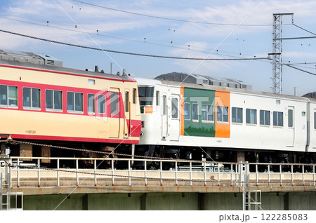 東海道本線　茅ヶ崎－平塚　JR東日本　185系　OM08編成（大宮）　踊り子　157系あまぎ色 122285083