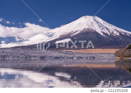 《山梨県》冬の富士山・山中湖湖畔の眺望 122285208
