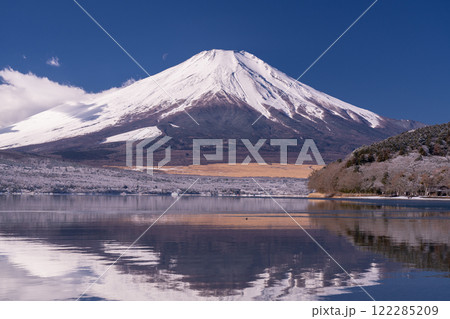 《山梨県》冬の富士山・山中湖湖畔の眺望 122285209