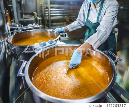食品加工工場でカレーを作る女性作業者のイメージ素材 食品加工工場でカレーを作る女性作業者のイメージ素材 122285217