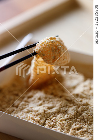 Closeup of Warabi mochi. Traditional Japanese sweet from bracken starch. 122285808