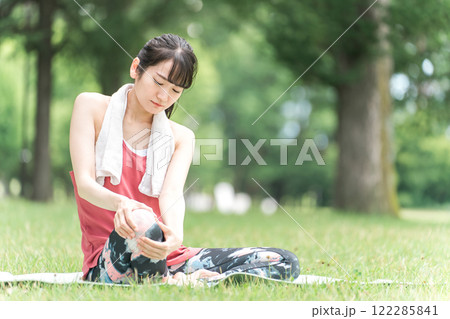 膝の痛みに苦しむ若い女性(ヨガ・運動) 122285841