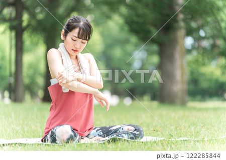 虫刺され・スキンケアに苦しむ若い女性(ヨガ・運動) 122285844